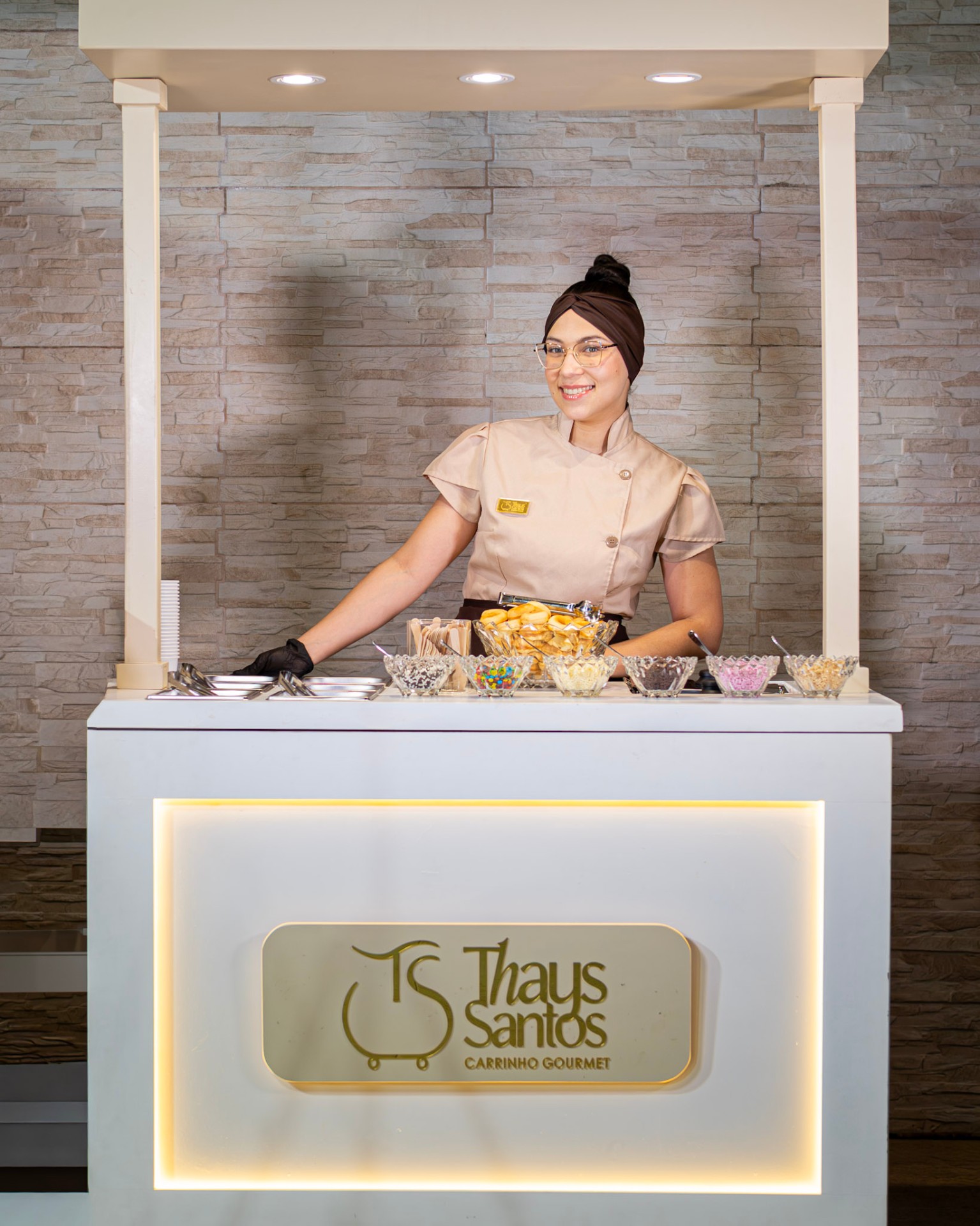 Carrinho gourmet montado em evento elegante com brigadeiros e donuts