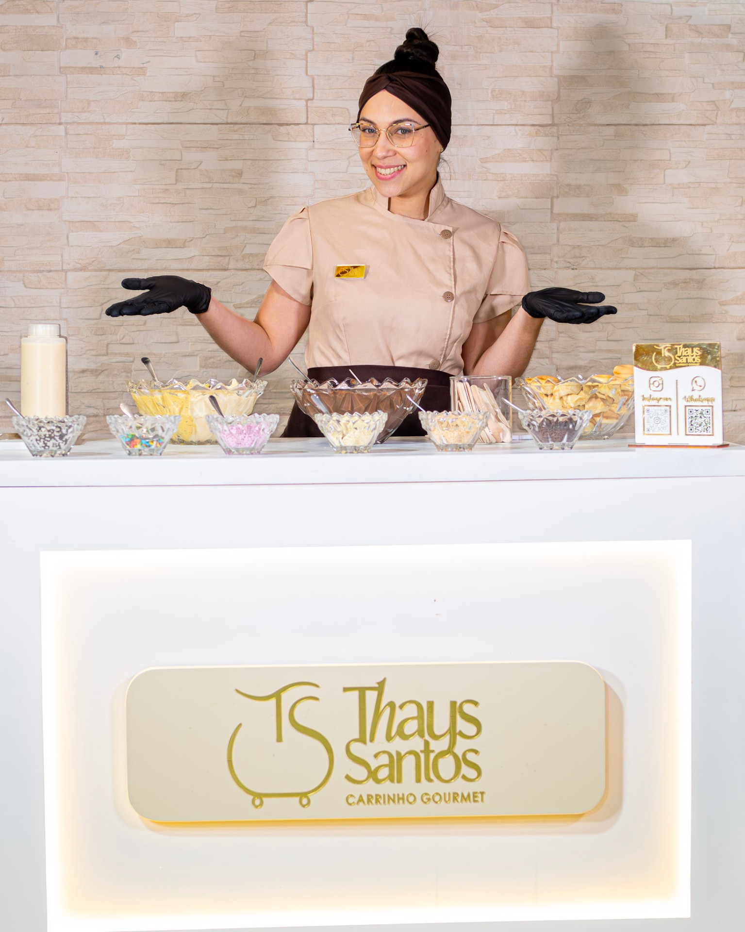 Thays Santos ao lado do carrinho gourmet